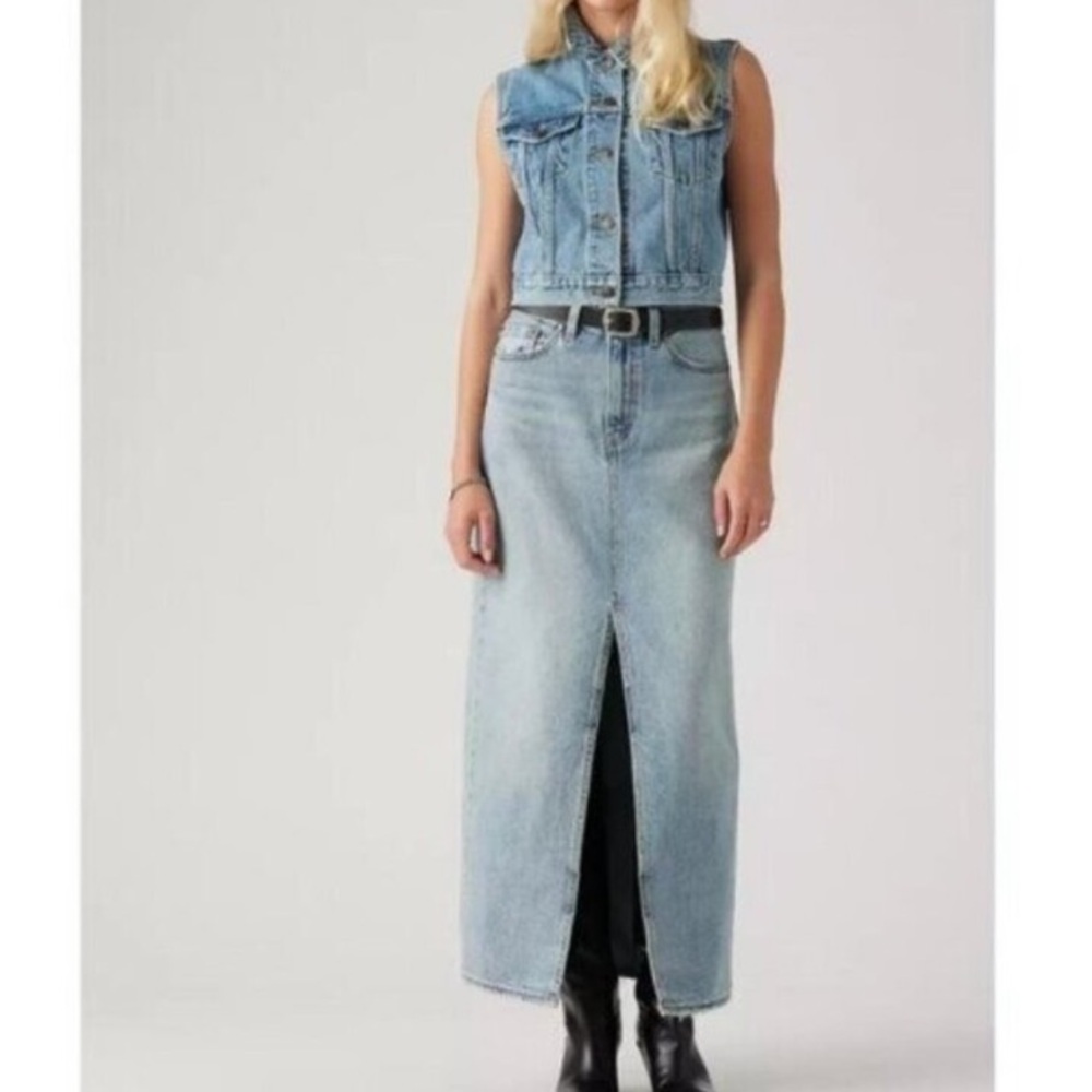 Levi’s long denim skirt with front slit sz 24